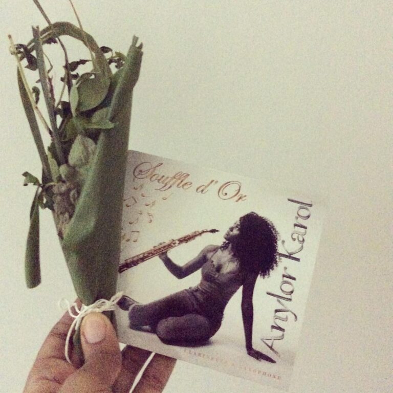 Bouquet de thé et album "Souffle d'or" de la musicienne martiniquaise Anylor Karol (Annie-Laure Carole)